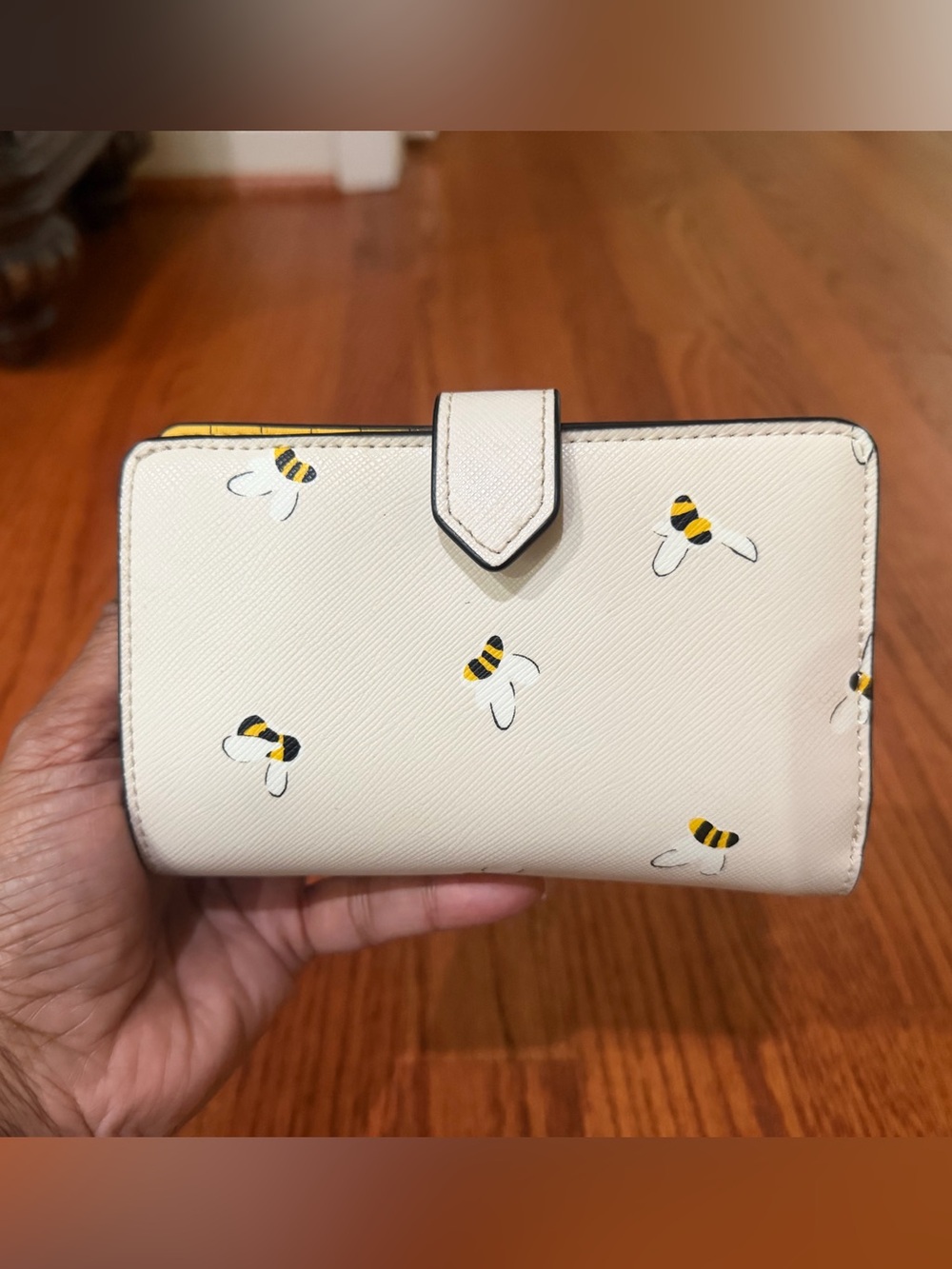 Kate Spade Medium Bee Wallet 🐝 - Picture 2 of 9